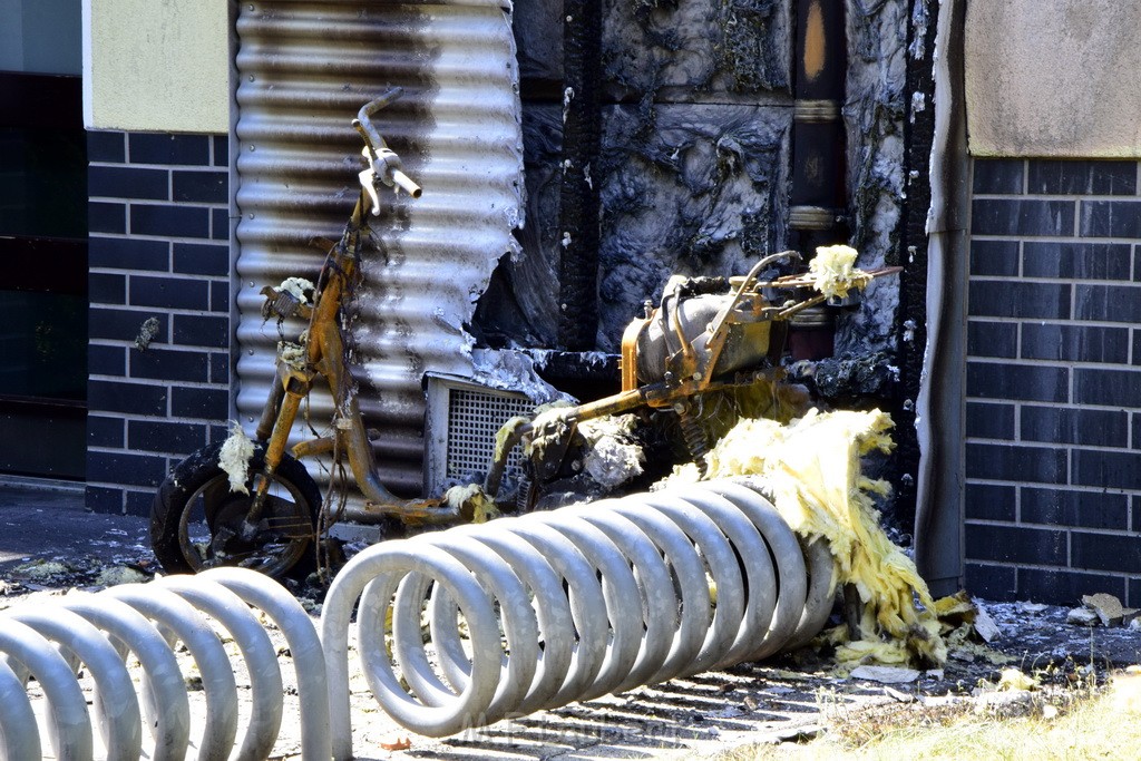 Rollerbrand dann Feuer 1 Fassadenbrand Koeln Gremberg Kroppergasse P15.JPG - Miklos Laubert